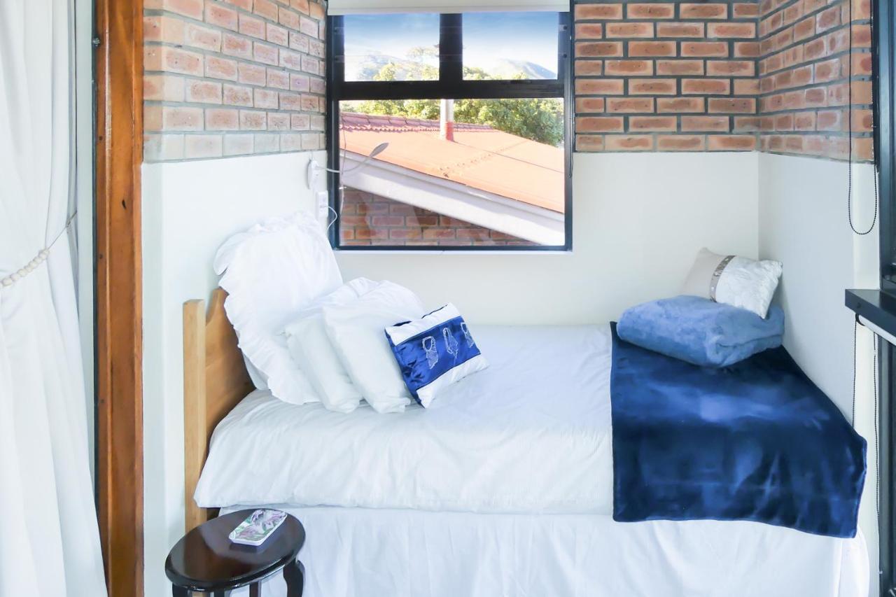 Shalom Self Catering Hotel Kleinmond Bagian luar foto